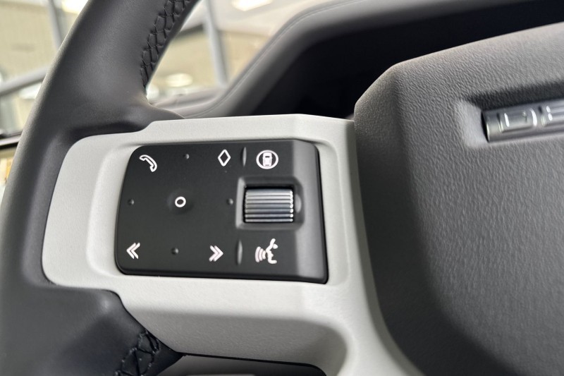 2025 (25) LAND ROVER DEFENDER 2.0 P300e X-Dynamic SE 110 5dr Auto 4985013