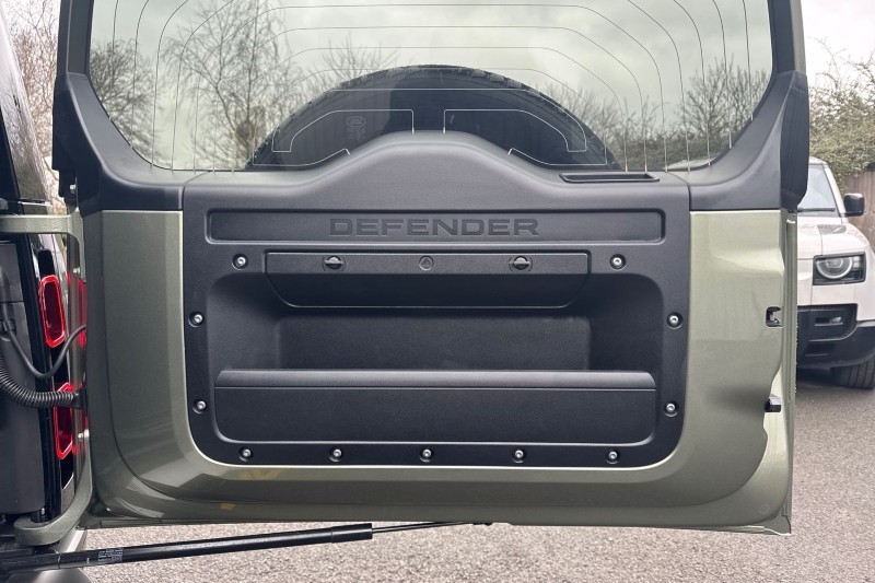 2025 (25) LAND ROVER DEFENDER 2.0 P300e X-Dynamic SE 110 5dr Auto 4985028