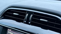 2018 (68) JAGUAR F-PACE 2.0d Portfolio 5dr Auto AWD 2853328