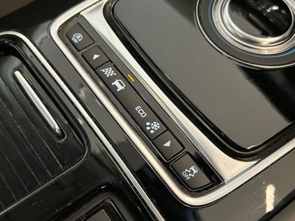 2018 (68) JAGUAR F-PACE 2.0d Portfolio 5dr Auto AWD