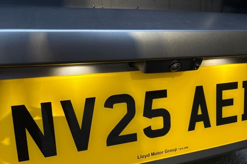 2025 (25) LAND ROVER DEFENDER 3.0 D250 X-Dynamic SE 90 3dr Auto 5025210