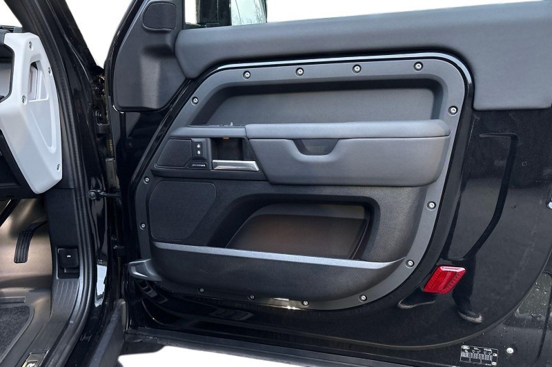 2025 (25) LAND ROVER DEFENDER 3.0 D250 X-Dynamic SE 90 3dr Auto 5025188