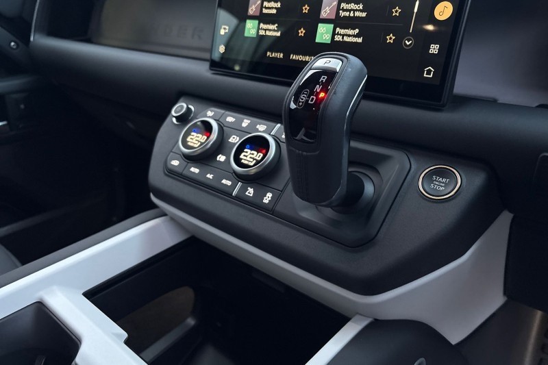 2025 (25) LAND ROVER DEFENDER 3.0 D250 X-Dynamic SE 90 3dr Auto 5025179