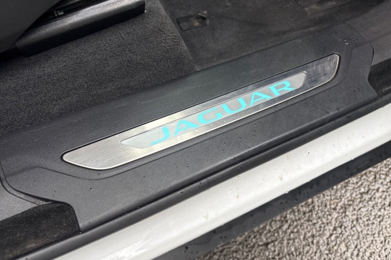2023 (23) JAGUAR F-PACE 2.0 D200 R-Dynamic Black 5dr Auto AWD 5037602
