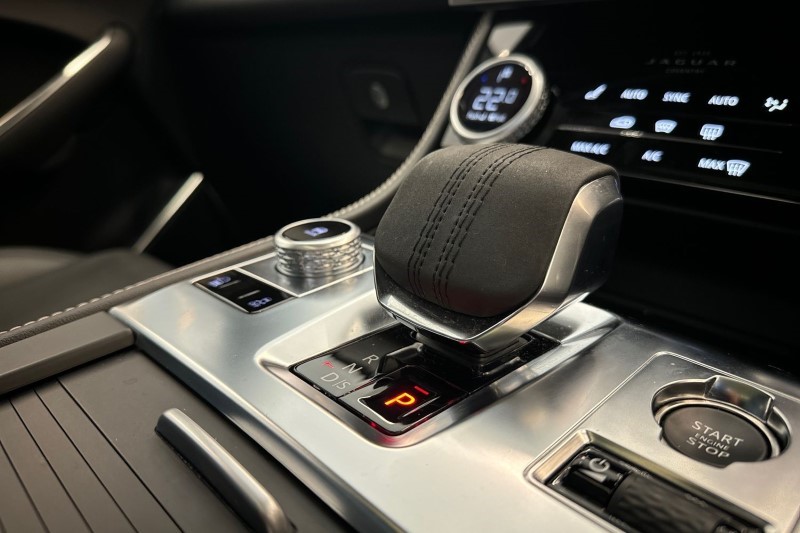 2024 (24) JAGUAR F-PACE 2.0 D200 R-Dynamic SE Black 5dr Auto AWD 3431058