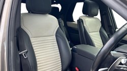 2022 (22) LAND ROVER DISCOVERY 3.0 D300 R-Dynamic SE 5dr Auto 5341105