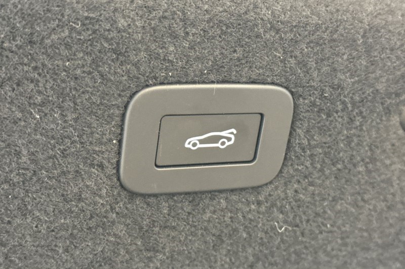 2024 (24) JAGUAR XF 2.0 D200 R-Dynamic SE Black 4dr Auto 3485026