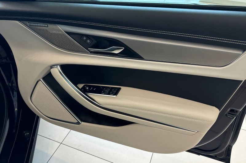 2024 (24) JAGUAR XF 2.0 D200 R-Dynamic SE Black 4dr Auto 3485003