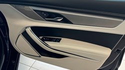 2024 (24) JAGUAR XF 2.0 D200 R-Dynamic SE Black 4dr Auto 3485003