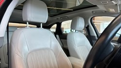 2017 (17) JAGUAR F-PACE 2.0d Portfolio 5dr Auto AWD 3101904