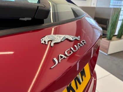 2017 (17) JAGUAR F-PACE 2.0d Portfolio 5dr Auto AWD
