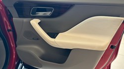 2017 (17) JAGUAR F-PACE 2.0d Portfolio 5dr Auto AWD 3101899