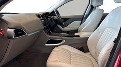 2017 (17) JAGUAR F-PACE 2.0d Portfolio 5dr Auto AWD 3101892