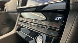 2017 (17) JAGUAR F-PACE 2.0d Portfolio 5dr Auto AWD 3101913