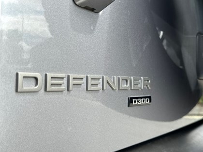 2021 (21) LAND ROVER DEFENDER 3.0 D300 X-Dynamic SE 110 5dr Auto