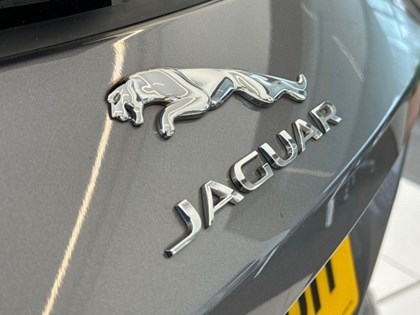 2020 (20) JAGUAR F-PACE 2.0d Portfolio 5dr Auto AWD