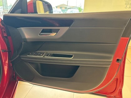 2017 (17) JAGUAR XF 2.0d [180] R-Sport 4dr Auto