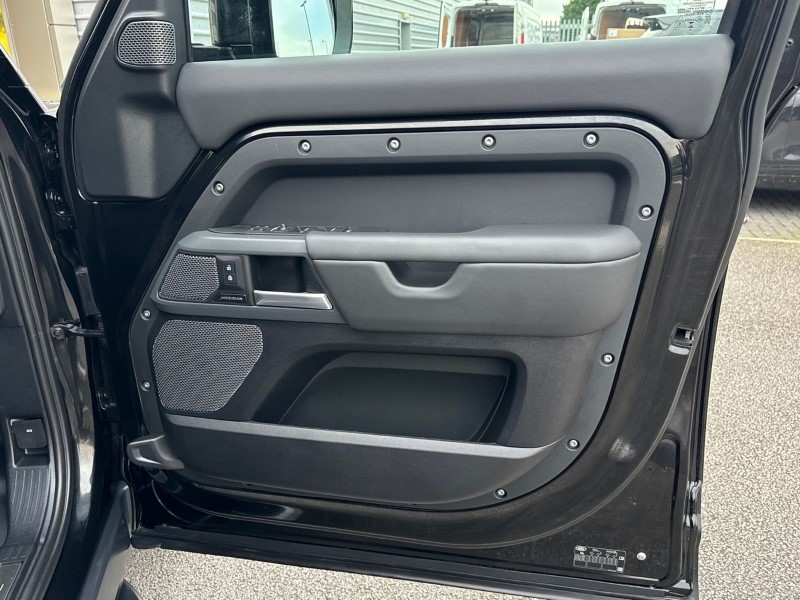 2024 (24) LAND ROVER DEFENDER 3.0 D300 X-Dynamic HSE 110 5dr Auto 3635320