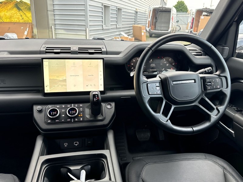 2024 (24) LAND ROVER DEFENDER 3.0 D300 X-Dynamic HSE 110 5dr Auto 3635379