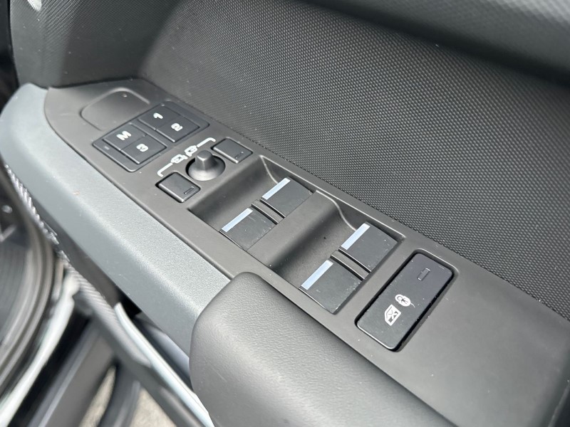 2024 (24) LAND ROVER DEFENDER 3.0 D300 X-Dynamic HSE 110 5dr Auto 3635322