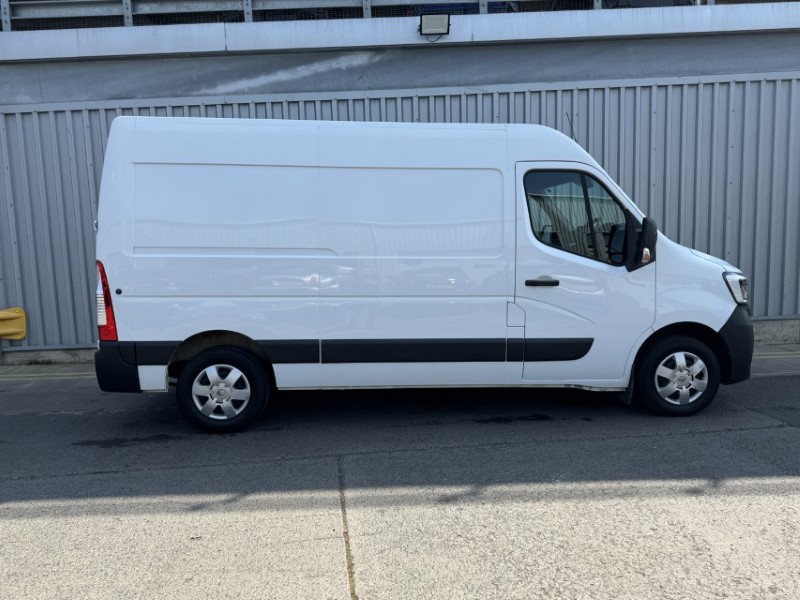 2022 (22) RENAULT COMMERCIAL MASTER MM33dCi 135 Business PLUS Medium Roof Van 5601803