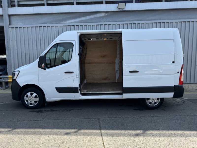 2022 (22) RENAULT COMMERCIAL MASTER MM33dCi 135 Business PLUS Medium Roof Van 5601797