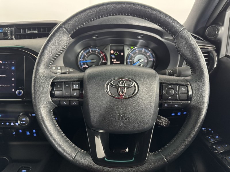 2025 (75) TOYOTA COMMERCIAL HILUX Invincible X D/Cab Pick Up 2.8 D 48V Auto 5966316