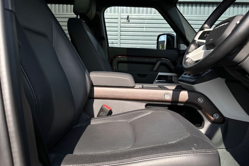 2023 (23) LAND ROVER DEFENDER 3.0 D300 X-Dynamic SE 130 5dr Auto [8 Seat] 3398918