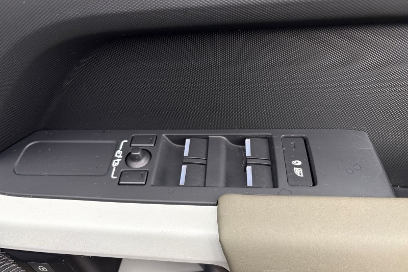 2023 (73) LAND ROVER DEFENDER 3.0 D300 X-Dynamic S 110 5dr Auto 5159749