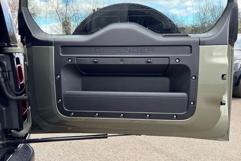 2023 (73) LAND ROVER DEFENDER 3.0 D300 X-Dynamic S 110 5dr Auto 5159769