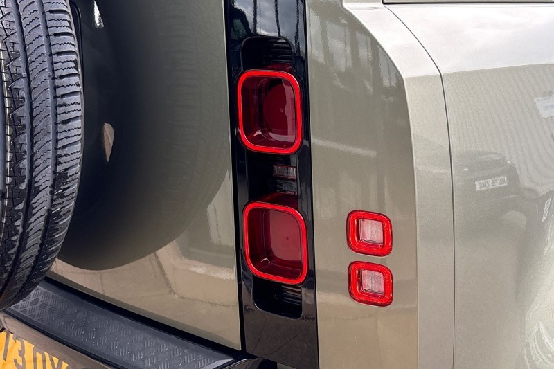 2023 (73) LAND ROVER DEFENDER 3.0 D300 X-Dynamic S 110 5dr Auto 5159775