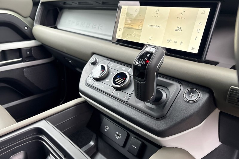 2023 (73) LAND ROVER DEFENDER 3.0 D300 X-Dynamic S 110 5dr Auto 5159739