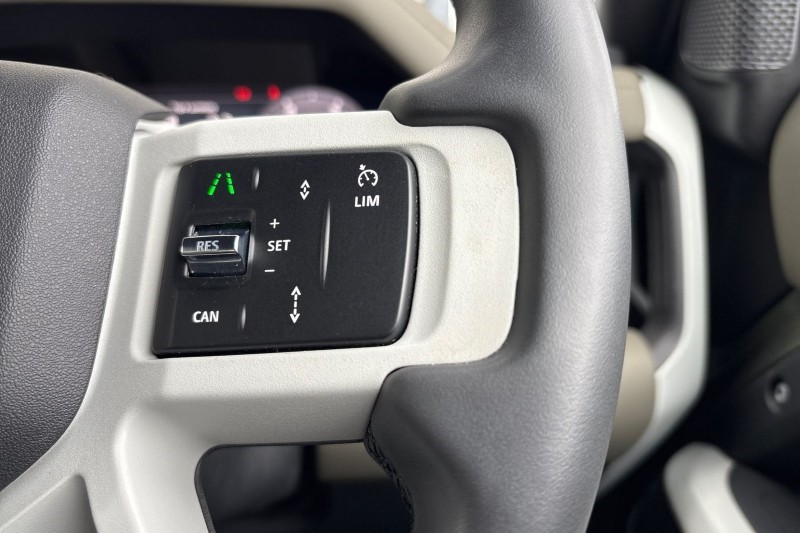 2023 (73) LAND ROVER DEFENDER 3.0 D300 X-Dynamic S 110 5dr Auto 5159755