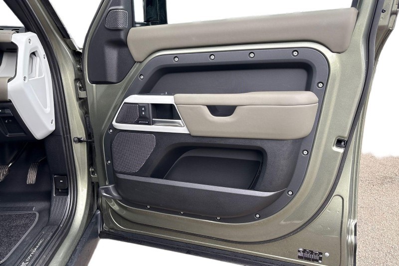 2023 (73) LAND ROVER DEFENDER 3.0 D300 X-Dynamic S 110 5dr Auto 5159748