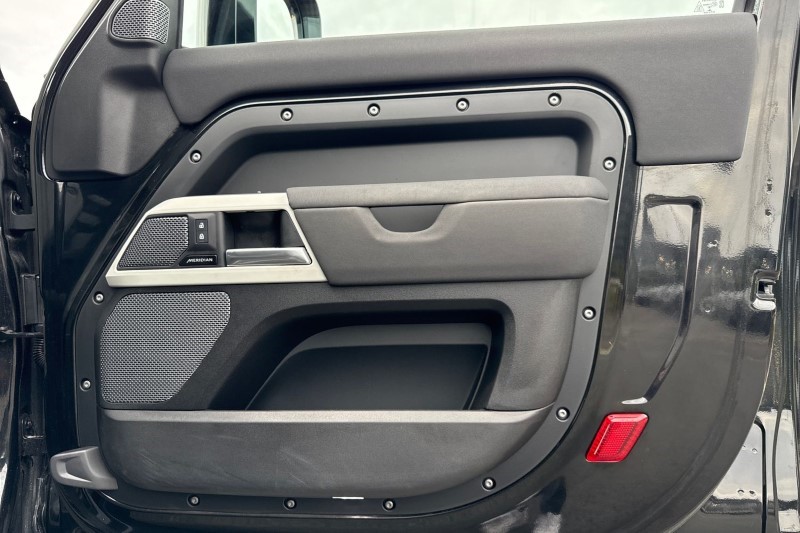 2023 (23) LAND ROVER DEFENDER 3.0 D250 X-Dynamic SE 90 3dr Auto 3535093