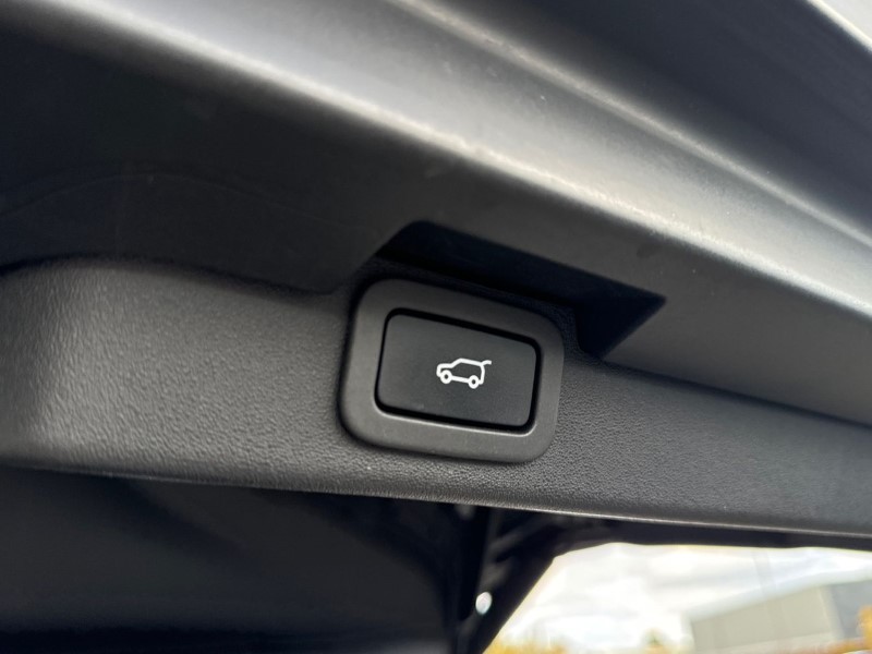 2018 (18) LAND ROVER DISCOVERY 3.0 TD6 HSE Luxury 5dr Auto 3590284