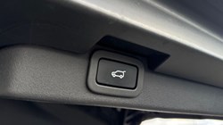 2018 (18) LAND ROVER DISCOVERY 3.0 TD6 HSE Luxury 5dr Auto 3590284