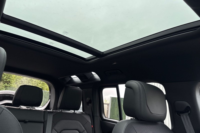 2022 (22) LAND ROVER DEFENDER 3.0 D300 X-Dynamic HSE 110 5dr Auto 5146857