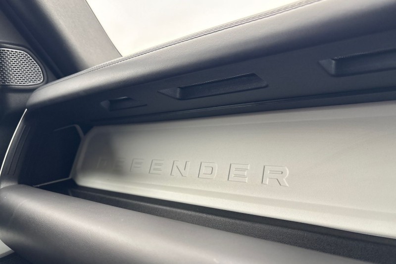 2022 (22) LAND ROVER DEFENDER 3.0 D300 X-Dynamic HSE 110 5dr Auto 5146894