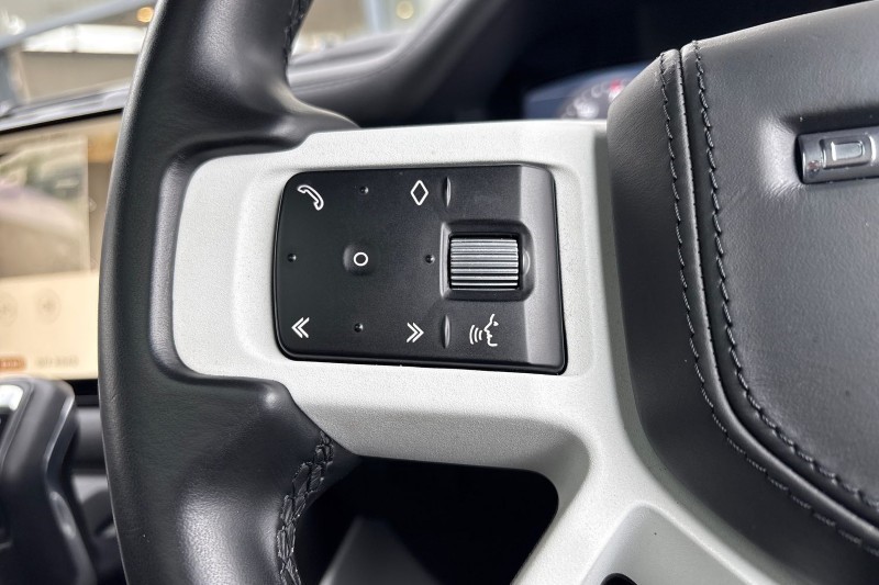 2022 (22) LAND ROVER DEFENDER 3.0 D300 X-Dynamic HSE 110 5dr Auto 5146865