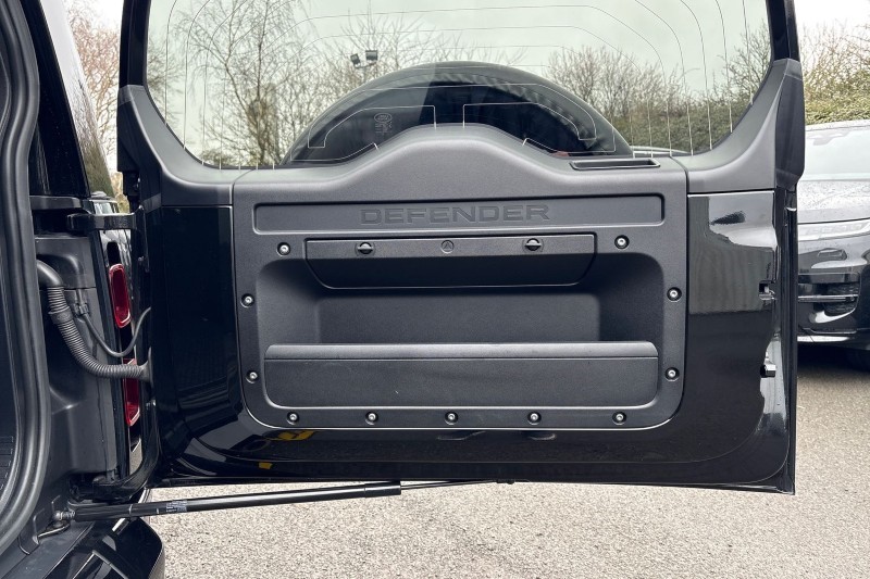 2022 (22) LAND ROVER DEFENDER 3.0 D300 X-Dynamic HSE 110 5dr Auto 5146880