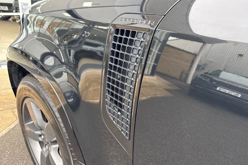 2022 (22) LAND ROVER DEFENDER 3.0 D300 X-Dynamic HSE 110 5dr Auto 5146856