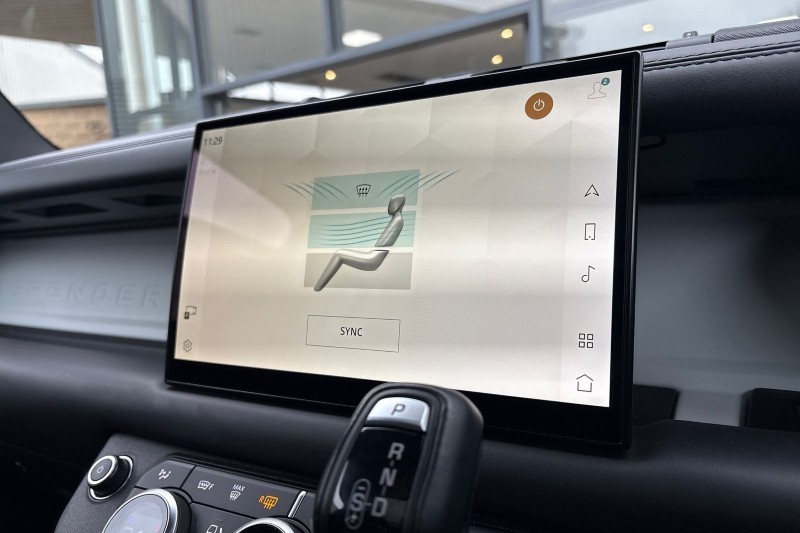 2022 (22) LAND ROVER DEFENDER 3.0 D300 X-Dynamic HSE 110 5dr Auto 5146871