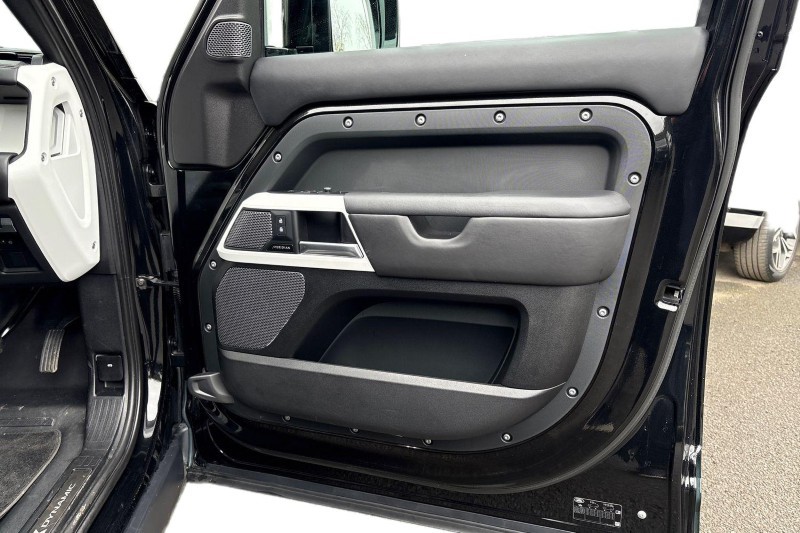 2022 (22) LAND ROVER DEFENDER 3.0 D300 X-Dynamic HSE 110 5dr Auto 5146859