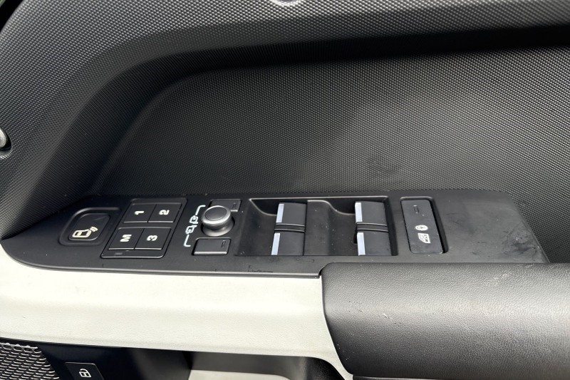 2022 (22) LAND ROVER DEFENDER 3.0 D300 X-Dynamic HSE 110 5dr Auto 5146860