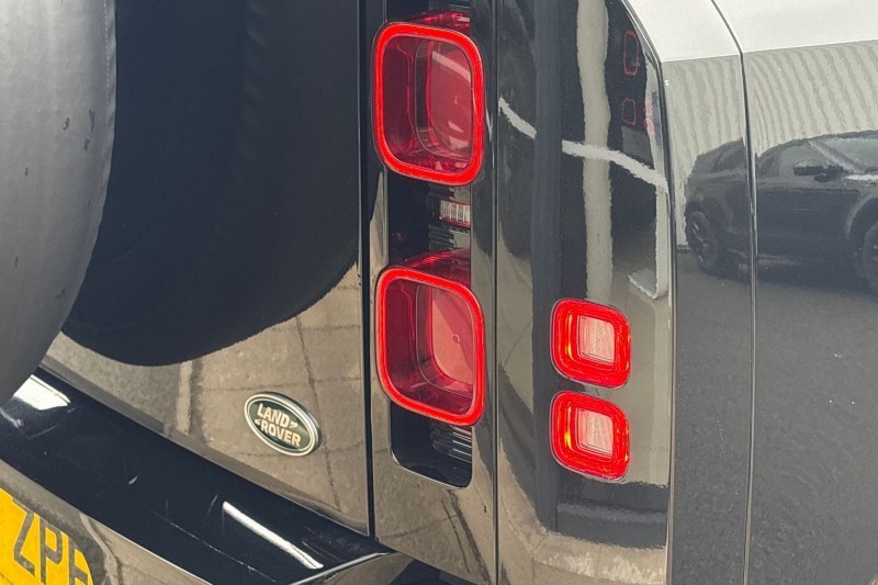 2022 (22) LAND ROVER DEFENDER 3.0 D300 X-Dynamic HSE 110 5dr Auto 5146887