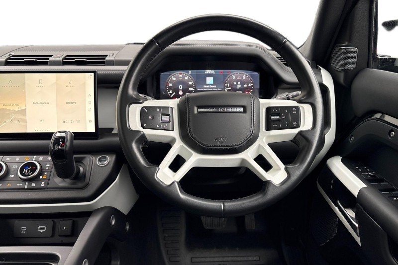 2022 (22) LAND ROVER DEFENDER 3.0 D300 X-Dynamic HSE 110 5dr Auto 5146851