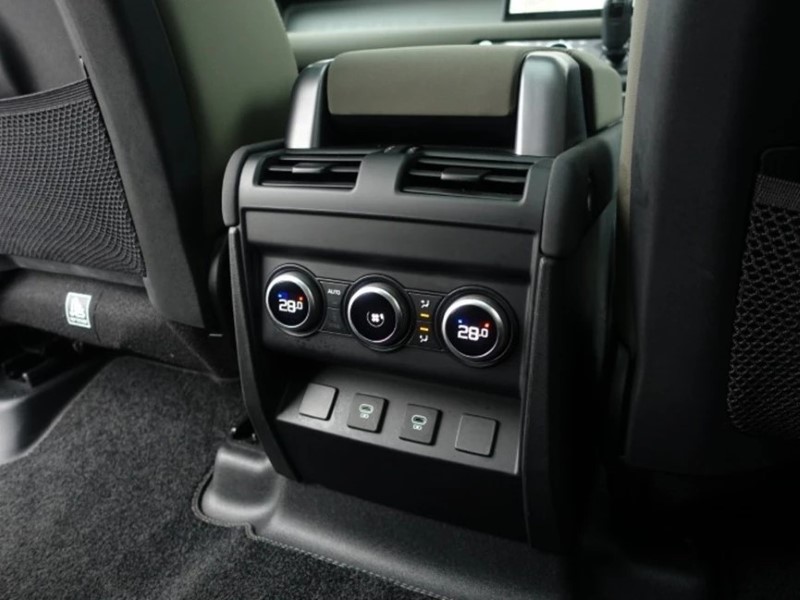 2023 (23) LAND ROVER DEFENDER 3.0 D250 SE 110 5dr Auto 5223689