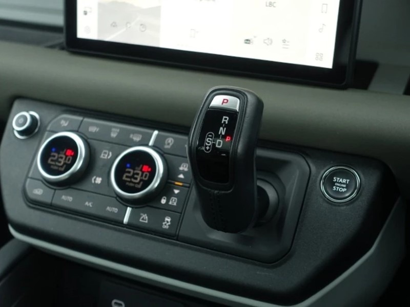 2023 (23) LAND ROVER DEFENDER 3.0 D250 SE 110 5dr Auto 5223682