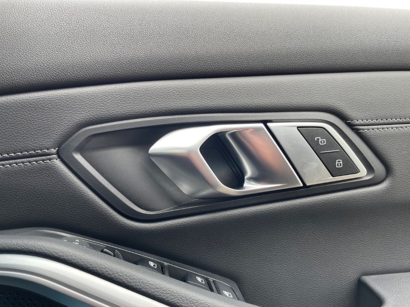 2022 (22) BMW 3 SERIES 320i xDrive M Sport 4dr Step Auto 3529809